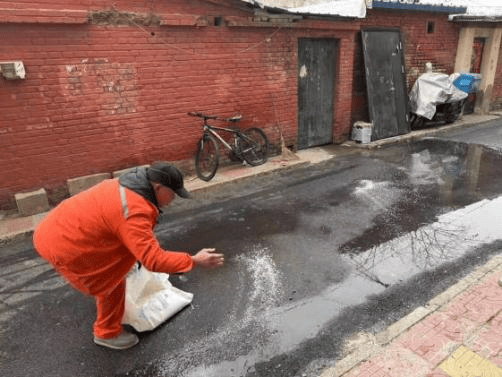 社区多方联动漏水抢修传递暖心力量爱游戏平台我为群众办实事 建国街(图3)