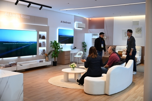 多款AI产品亮相引领中国“智”造闪耀科技秀场AYX爱游戏APPCES 2025直击：长虹(图4)
