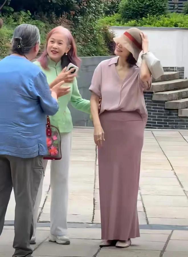 扮贵气穿一身名牌皮肤松垮自然老去爱游戏71岁林青霞去江西旅游打(图2)